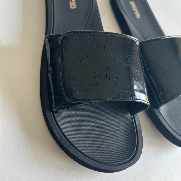 New Michael Kors Black Patent Leather Signature Logo Rubber Outsole Flip Flops - Picture 6 of 14